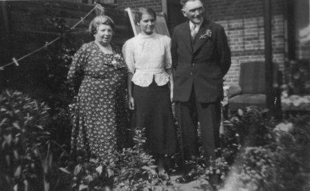 mijn moeder
(18 jaar oud) tussen grootouders