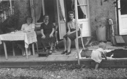 mijn zuster
in de tuin (Reinier Claeszenstraat)