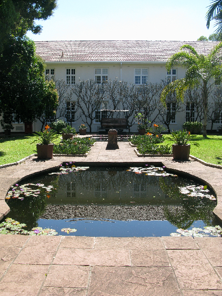 1272.Victoria courtyard