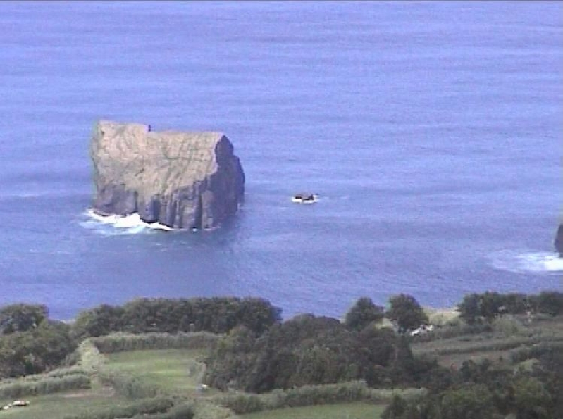 roccia sul mare