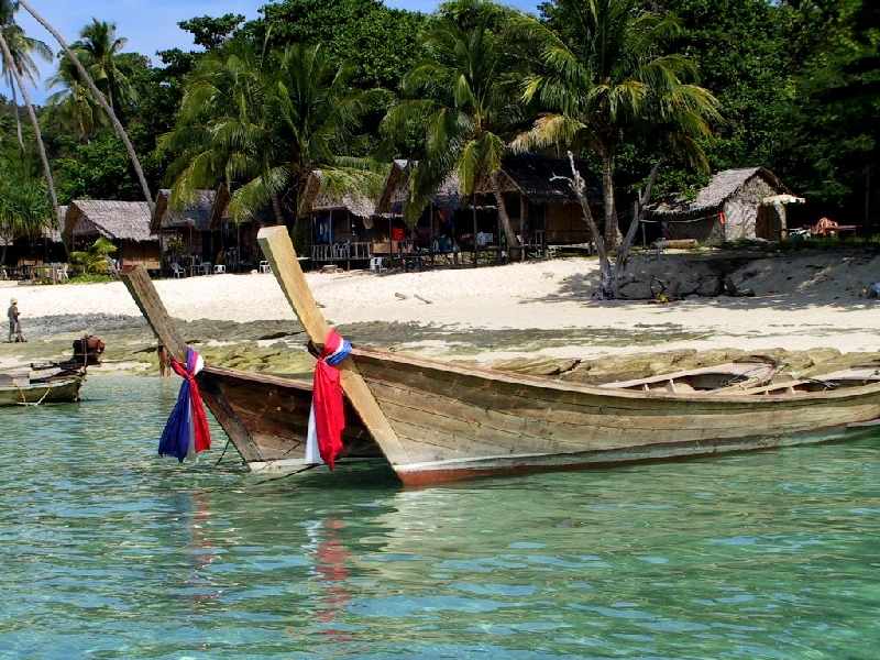 phiphi beach boats1