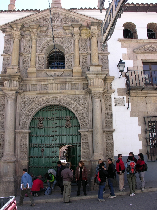 320 moneda entrance